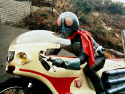 仮面ライダーってよくバイクに乗りながら変身するけど